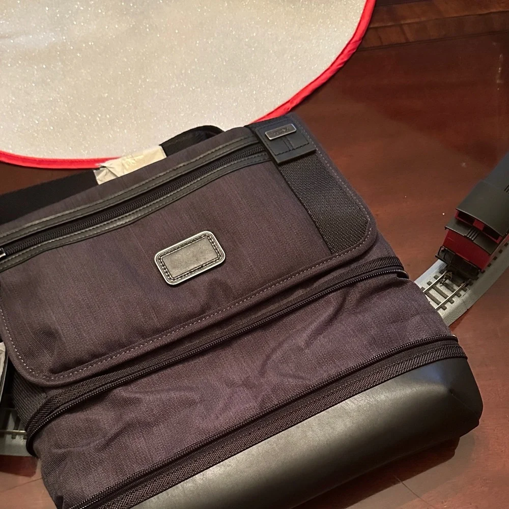 TUMI Black leather Gray EXPANDABLE Alpha Messenger Bag new without tags 💼 🆕 ✈️ 💻